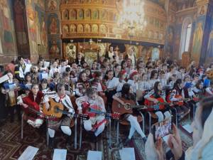 Zeci de copii de la Școala Gimnazială ,,Ion Creangă” Suceava și Școala Gimnazială nr. 8 Suceava au susținut un concert la Biserica „Sf. Vineri”