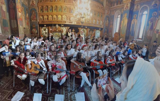 Zeci de copii de la Școala Gimnazială ,,Ion Creangă” Suceava și Școala Gimnazială nr. 8 Suceava au susținut un concert la Biserica „Sf. Vineri”