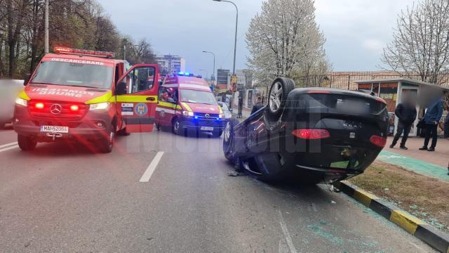 Mașină răsturnată în fața Poliției Suceava