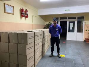 Andrei Bacos, alături de pachetele cu ajutoare