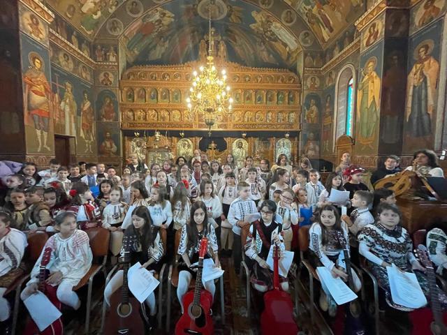 Zeci de copii de la Școala Gimnazială ,,Ion Creangă” Suceava și Școala Gimnazială Nr. 8 Suceava au susținut un concert la Biserica „Sf. Vineri”