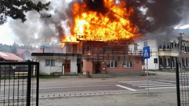 Incendiu puternic la o clădire cu spații comerciale din Broșteni