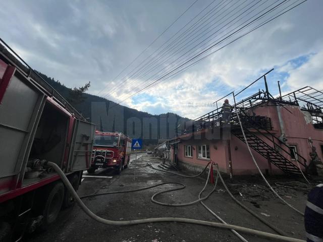 Incendiu puternic la o clădire cu spații comerciale din Broșteni