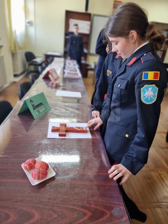 Vechi Motive Românești, Foto elev sergent Alexandra Gicovanu și elev fruntaș Larisa Dăscălescu (1).jpg