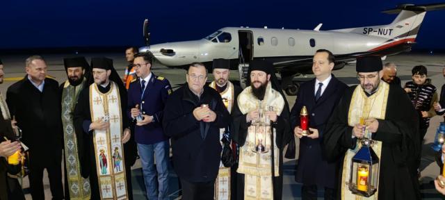 Lumina Sfântă de la Ierusalim a ajuns pentru al 14-lea an consecutiv la Suceava. O delegație din Cernăuți a dus Lumina în Ucraina