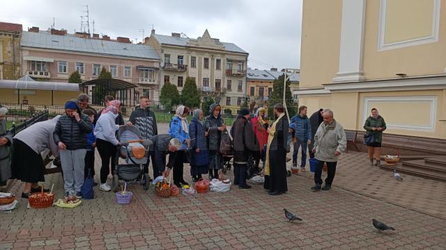 Sfințirea coșurilor s-a făcut la Catedrala Sf. Duh din Cernăuți la ora 18.00