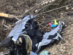 Un mort și un rănit grav după ce un BMW a zburat de pe șosea