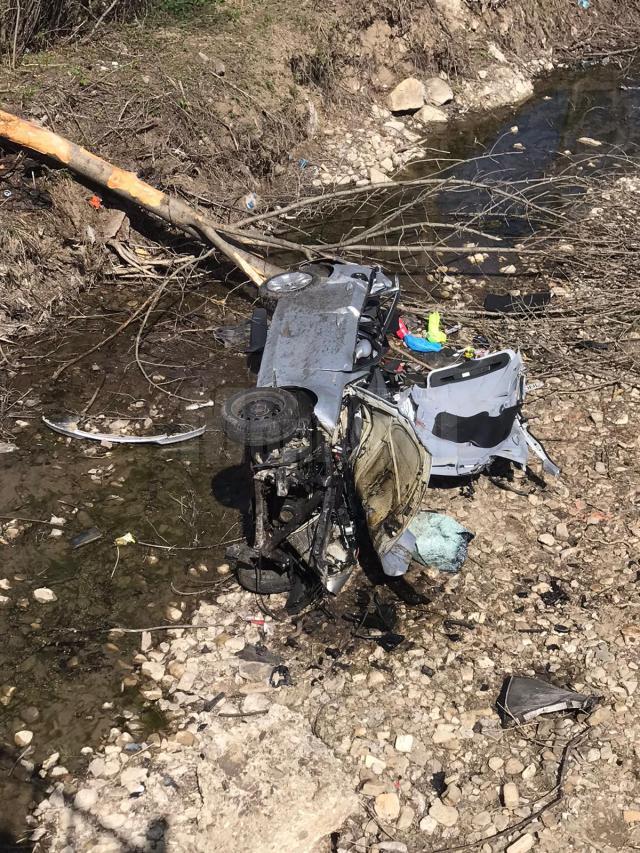 Un mort și un rănit grav după ce un BMW a zburat de pe șosea