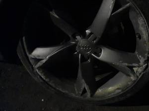 Roata de la autovehiculul marca Audi a lui Tiberiu Vatamaniuc indică urme de lovire
