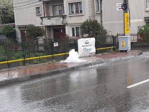 Apa revărsată în stradă, prin golirea unei conducte ACET, pentru remedierea unei avarii
