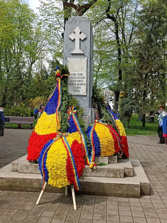 Flori depuse la Monumentul Eroilor de Ziua Veteranilor de Război