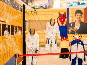 Costume de competiție, medalii, cununi cu lauri și echipamente de antrenament ale marilor campioni pe care România i-a avut la Olimpiade, expuse la Iulius Mall Suceava