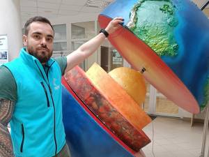 Eduard Năstase, cercetător în cadrul INFPT, prezentând structura internă a Pământului