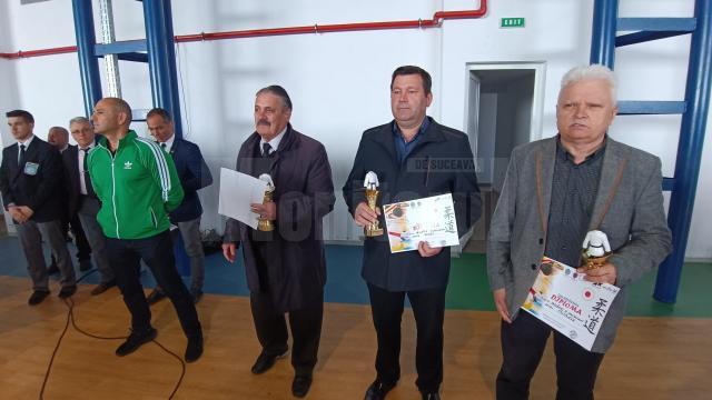 Reprezentantul firmei Ovimansard (cu verde), profesorul Mihai Airinei, viceprimarul din Ipotești și primarul din Fântânele