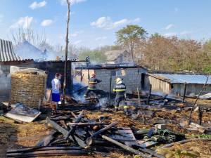 Pagube materiale serioase în urma unui incendiu provocat de doi copii care s-au jucat cu chibriturile