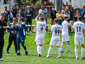 Fotbalistii Bucovinei Darmanesti se bucura impreuna cu fanii pentru victoria din meciul cu Siminicea