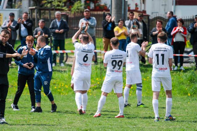 Fotbalistii Bucovinei Darmanesti se bucura impreuna cu fanii pentru victoria din meciul cu Siminicea