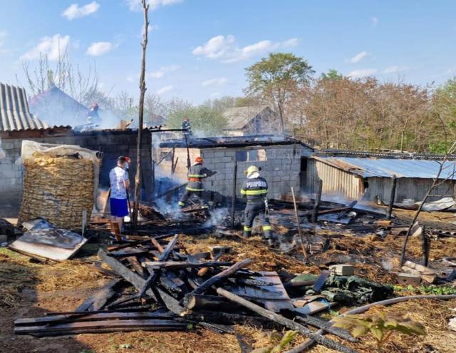 Pagube materiale serioase în urma unui incendiu provocat de doi copii care s-au jucat cu chibriturile