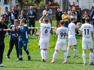Fotbaliștii Bucovinei Dărmănești se bucură împreună cu fanii pentru victoria din meciul cu Siminicea
