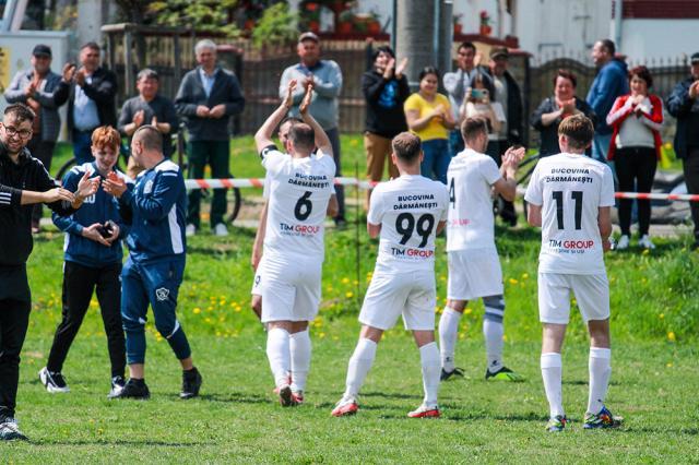 Fotbaliștii Bucovinei Dărmănești se bucură împreună cu fanii pentru victoria din meciul cu Siminicea