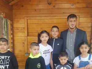 Petrică Ciorcan împreună cu cei şase copii ai săi