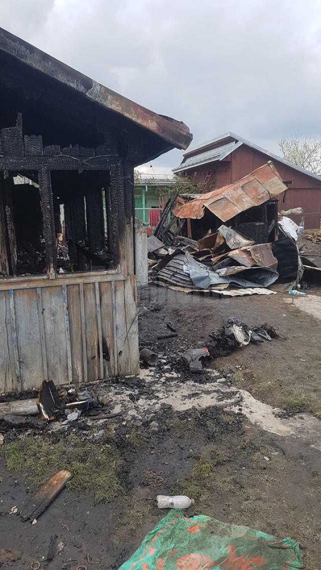 O familie cu șase copii din Rădăuți a rămas pe drumuri după un incendiu devastator