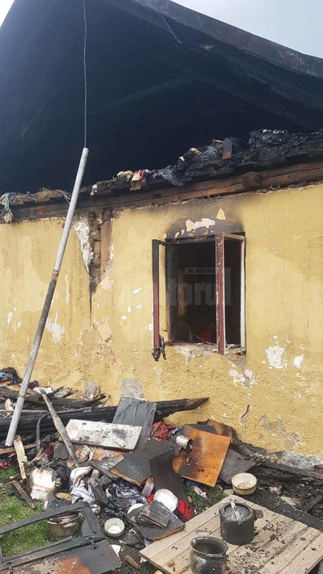 O familie cu șase copii din Rădăuți a rămas pe drumuri după un incendiu devastator