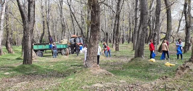 Acțiune de ecologizare pe malul râului Suceava, cu 5000 de kg de deșeuri adunate într-o singură zi