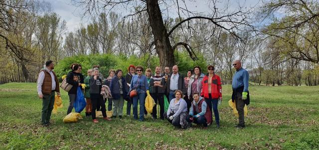 Acțiune de ecologizare pe malul râului Suceava, între localitățile Tișăuți și Lisaura
