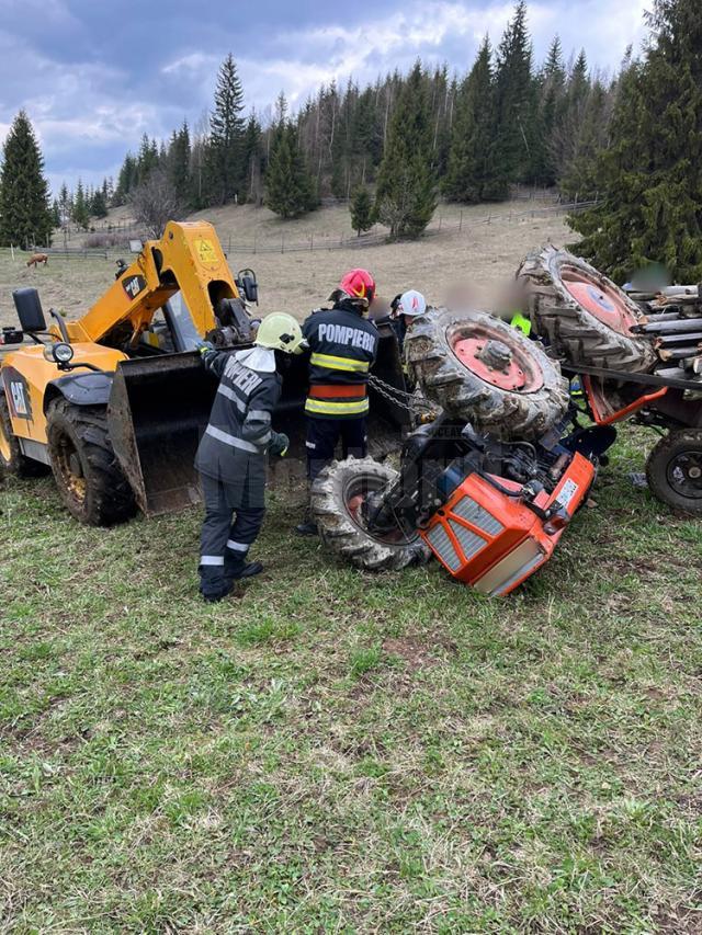 Un bărbat a murit după ce un tractor s-a răsturnat peste el