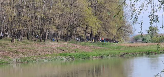 Acțiune de ecologizare pe malul râului Suceava, cu 5000 de kg de deșeuri adunate într-o singură zi