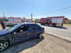 Două femei rănite după o coliziune între trei autovehicule