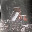 Mașină a Primăriei Broșteni, surprinsă în timp ce arunca gunoi în albia unui râu