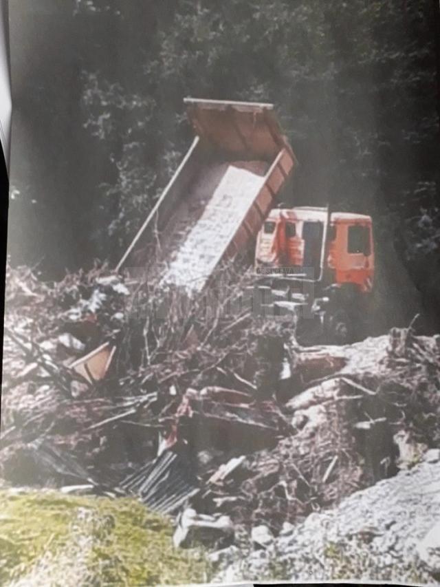 Mașină a Primăriei Broșteni, surprinsă în timp ce arunca gunoi în albia unui râu
