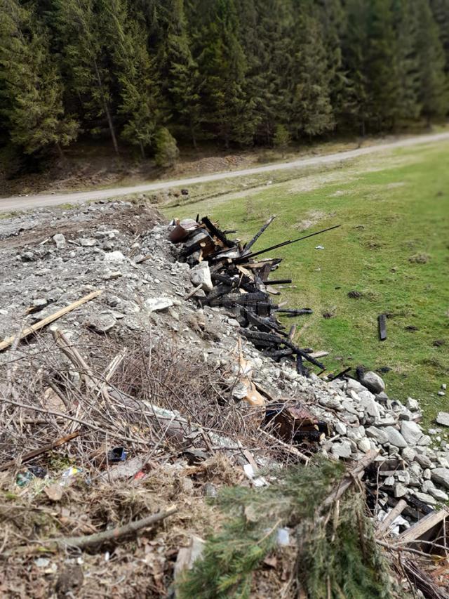 Mașină a Primăriei Broșteni, surprinsă în timp ce arunca gunoi în albia unui râu