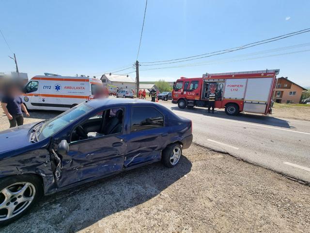 Două femei rănite după o coliziune între trei autovehicule