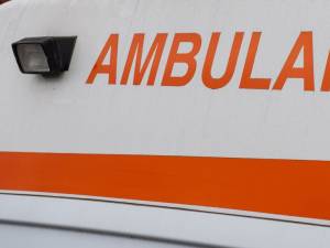 O șoferiță în vârstă de 21 de ani a fost transportată cu ambulanța la Spitalul municipal Rădăuți