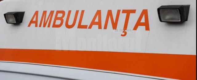 O șoferiță în vârstă de 21 de ani a fost transportată cu ambulanța la Spitalul municipal Rădăuți