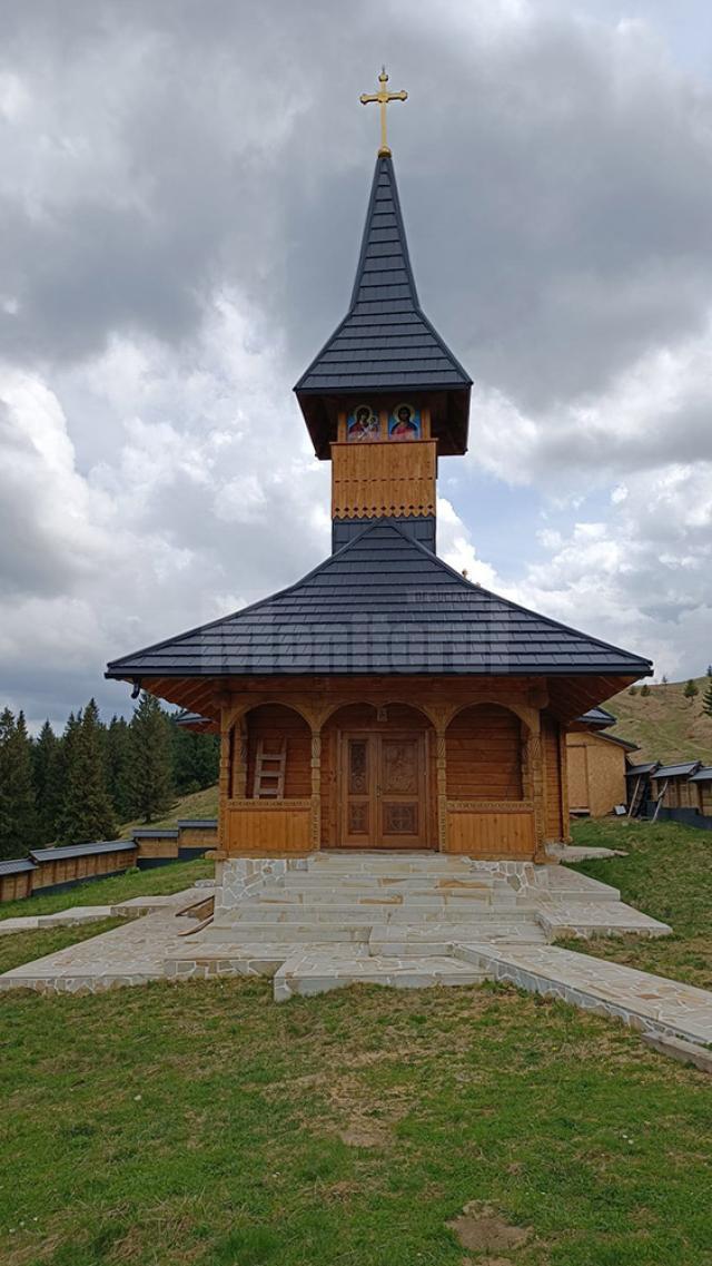 O biserică s-a construit recent pe munte