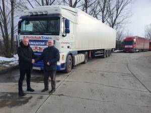 Două TIR-uri încărcate cu bunurile solicitate de ucraineni au fost predate de primarul Ion Lungu omologului său din Cernăuți, Roman Kliciuk