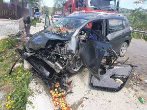 Accidentul cu doi răniți de la Frasin a fost provocat de șoferul care a intrat într-o balustradă