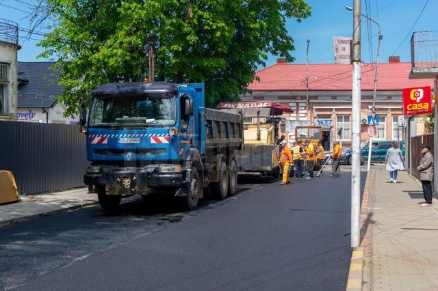 Încă două artere rutiere importante, modernizate la Rădăuți