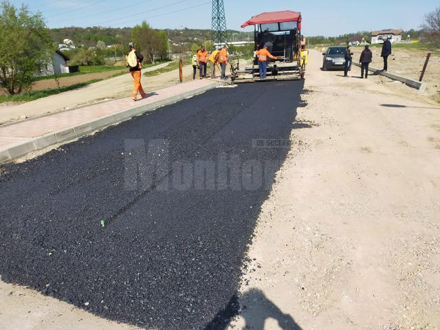 A început turnarea primului strat de asfalt pentru ruta alternativă Suceava -Botoșani