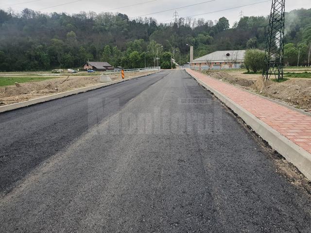 A început turnarea primului strat de asfalt pentru ruta alternativă Suceava -Botoșani