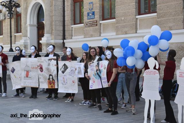 Mesaje pe tema combaterii traficului de ființe umane, transmise de zeci de elevi de la Colegiul de Informatică „Spiru Haret”