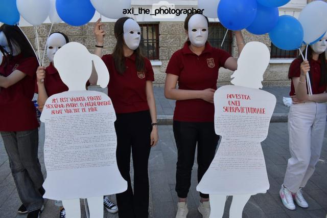 Mesaje pe tema combaterii traficului de ființe umane, transmise de zeci de elevi de la Colegiul de Informatică „Spiru Haret”