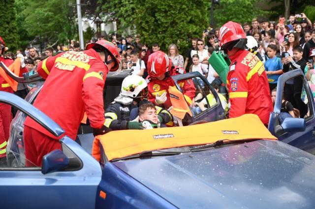 Sute de tineri, elevi, profesori, voluntari au participat vineri la o acțiune împotriva violenței