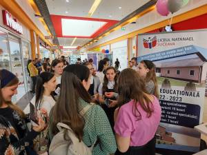 Sute de participanți la Târgul Ofertelor Educaționale, organizat la Shopping City Suceava
