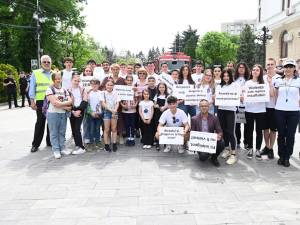 Sute de tineri, elevi, profesori, voluntari au participat vineri la o acțiune împotriva violenței