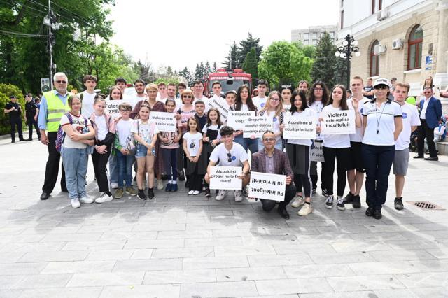 Sute de tineri, elevi, profesori, voluntari au participat vineri la o acțiune împotriva violenței